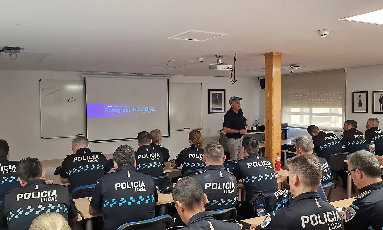 Fructu Navarro impartiendo fotografía policial a un grupo de agentes