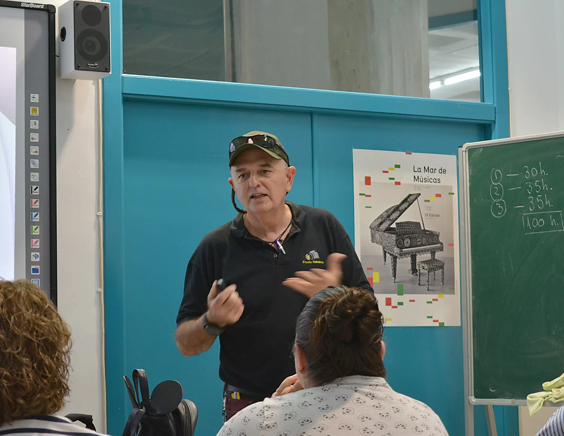 Fructu Navarro impartiendo una clase práctica
